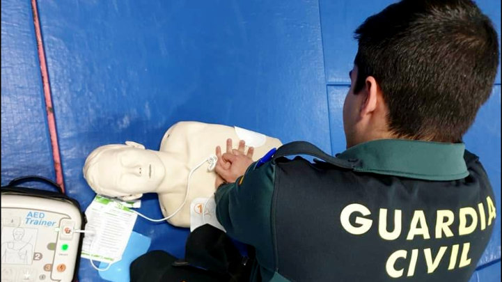 Dos guardias civiles formados por UNIVERSAE en técnicas de reanimación cardiopulmonar salvan la vida de un hombre en Cartagena