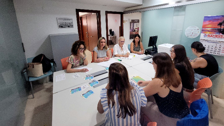 Reunión de la consejera de Política Social, Familias e Igualdad, Conchita Ruiz Caballero, con las profesionales del CAVI de Murcia.