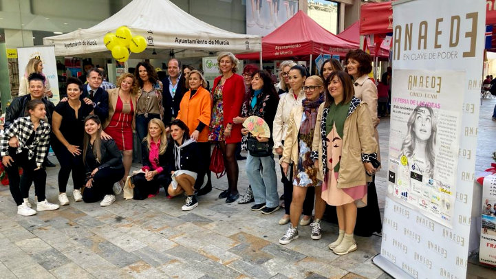 El talento emprendedor femenino se exhibe en la calle Almudena de Murcia