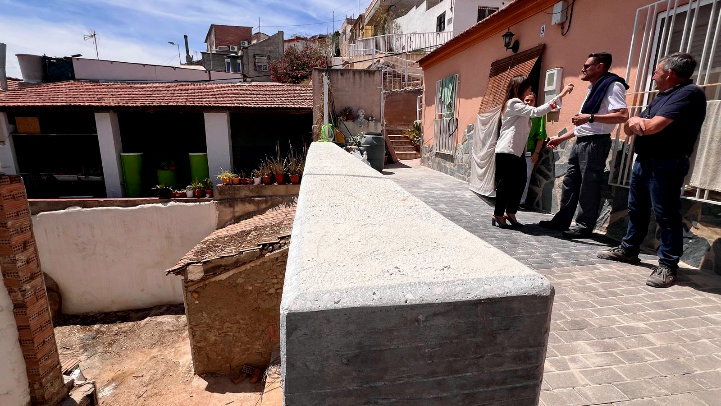 Restauración de la calle Madrid de El Puntal: los vecinos recuperan el acceso a sus viviendas